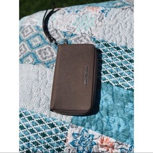 LIKE NEW Michael Kors Jet Set Phone Wristlet
